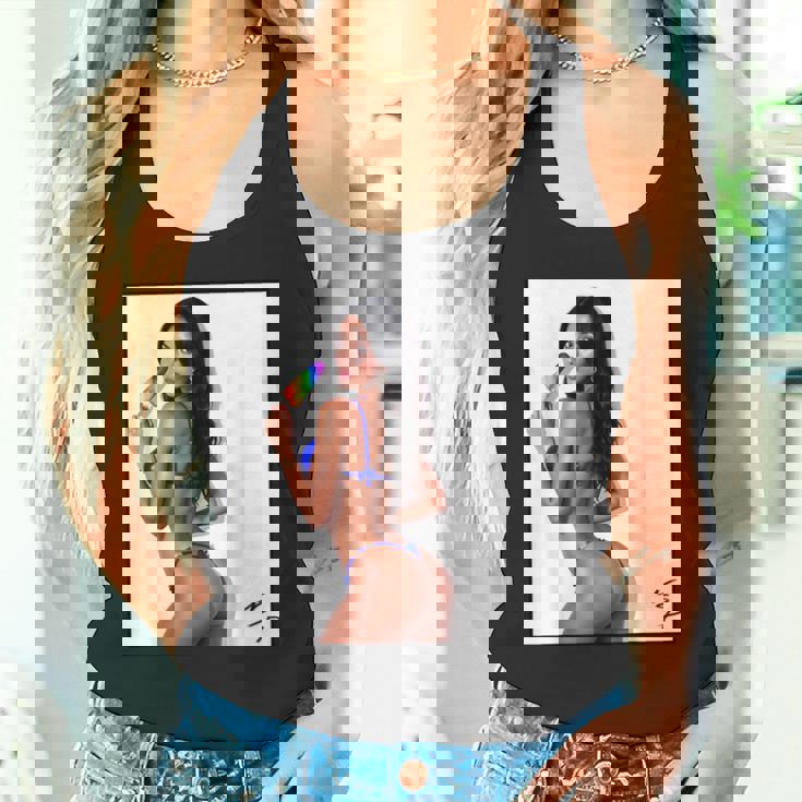 セクシーガールグラフィックtシャツ アイスポップのセクシーなラティーナブーティーガール。 タンクトップ