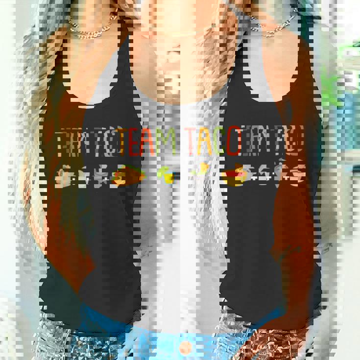タコチューズデイの楽しみは、タコス好きのためのデザイン タンクトップ