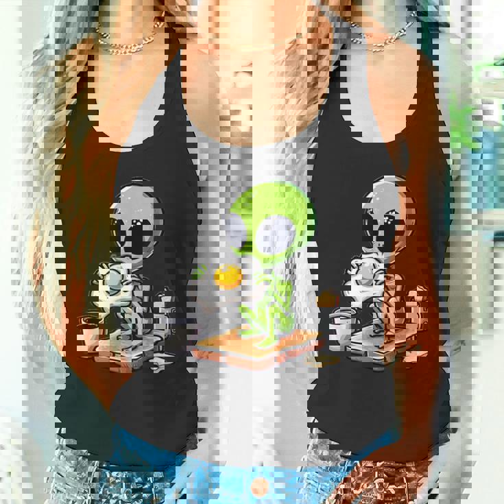 トーストに目玉焼きを食べるエイリアン タンクトップ