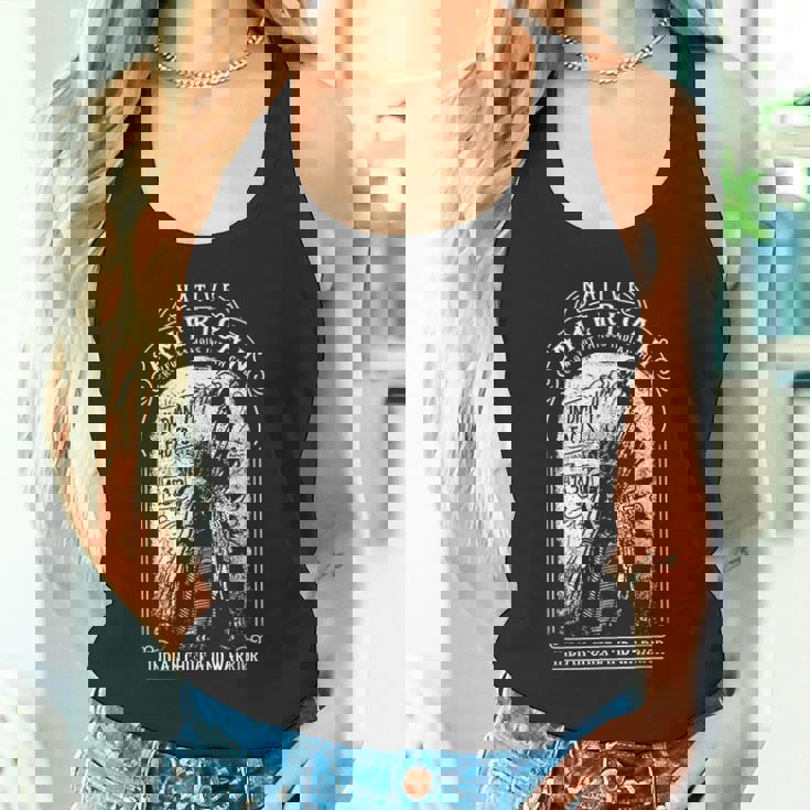 ネイティブアメリカンインディアンレトロデザイン。 タンクトップ