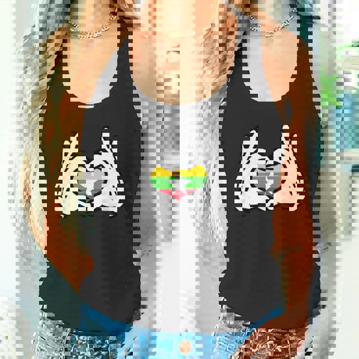 ハートを形作る漫画の手 ミャンマー国旗 タンクトップ