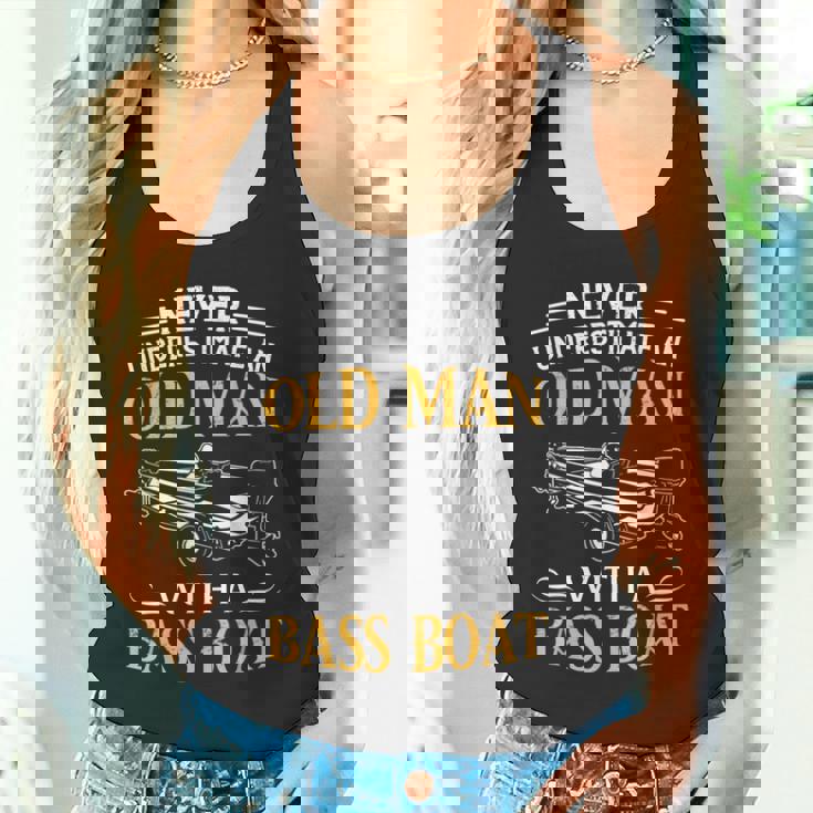 バスボート釣りの老人を決して過小評価しないでください タンクトップ