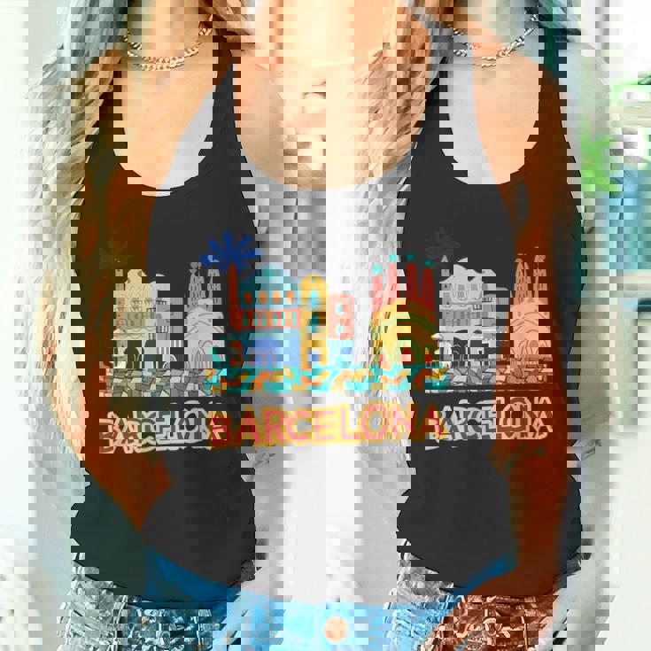 バルセロナの象徴的な建物とサグラダファミリア カラフル タンクトップ