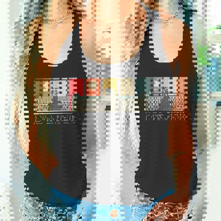 パリのルーブル美術館 フランス観光 タンクトップ