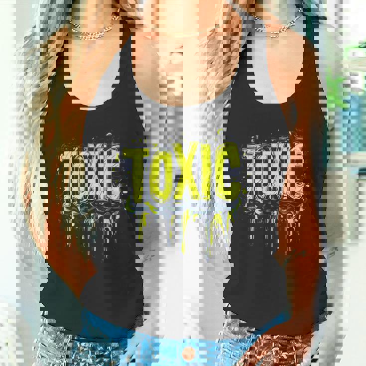 パワフルなエッジコスチュームのための大胆な有毒ステートメント。 タンクトップ