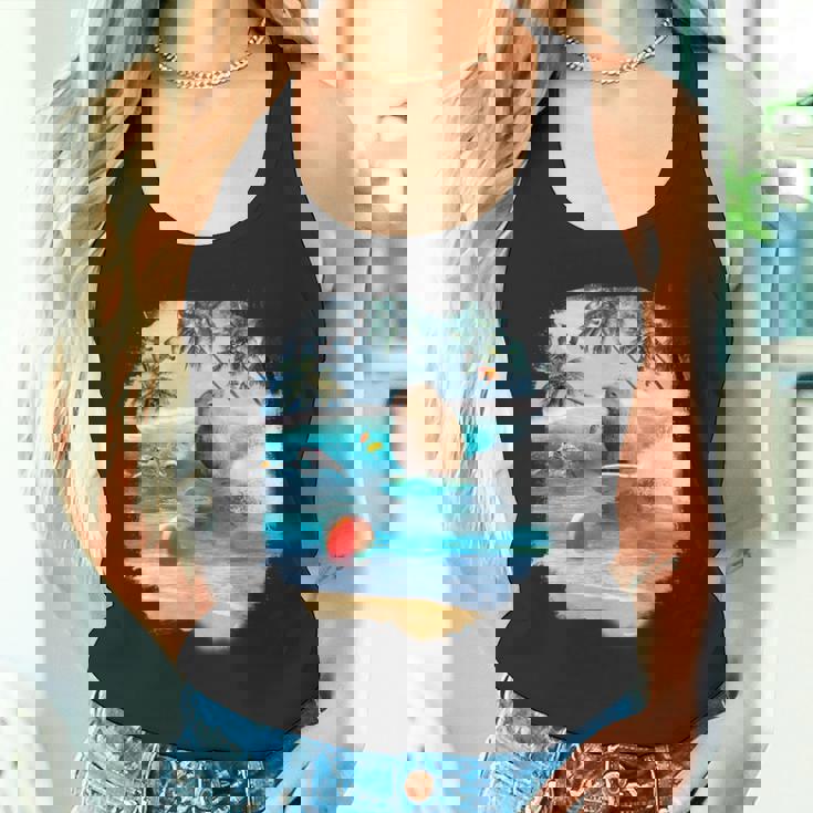 ビーチでのカピバラサーフィンおかしい タンクトップ