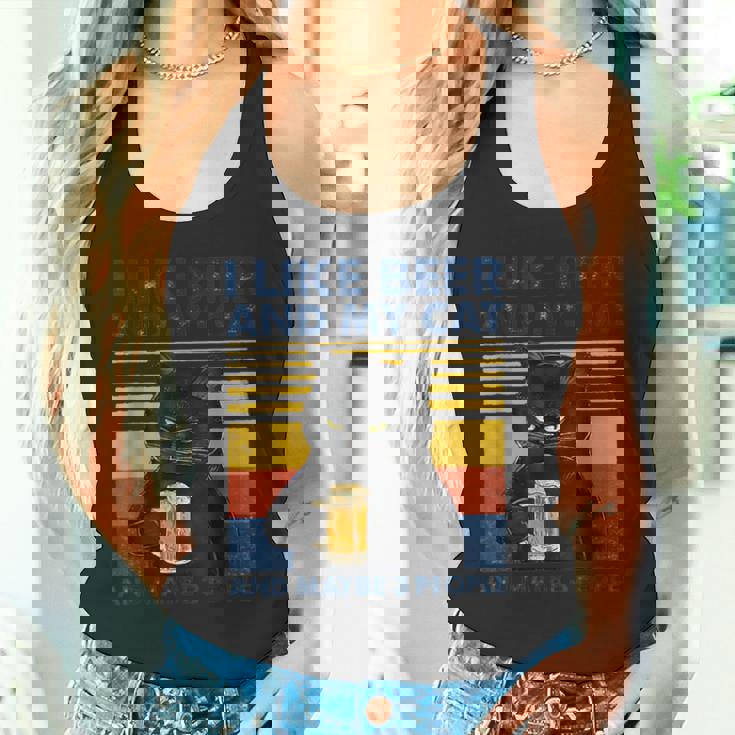 ビール好きで猫が手にビールを飲んでビール友達を応援 タンクトップ