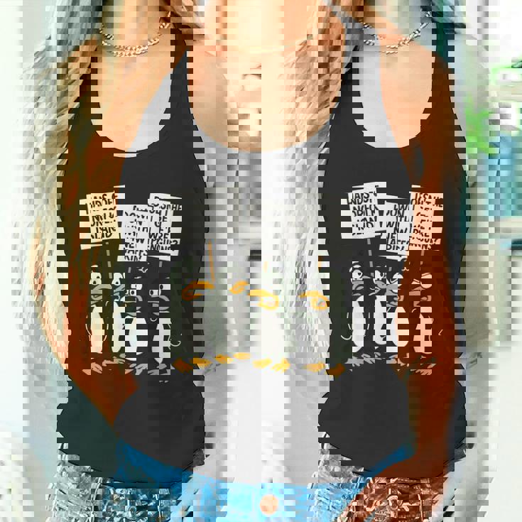 ペンギンの関税 聞いた島 ペンギンと一緒に立つ タンクトップ