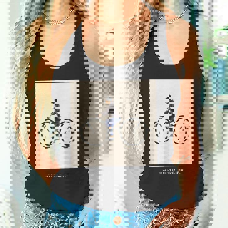 メガネでかけ回る タンクトップ