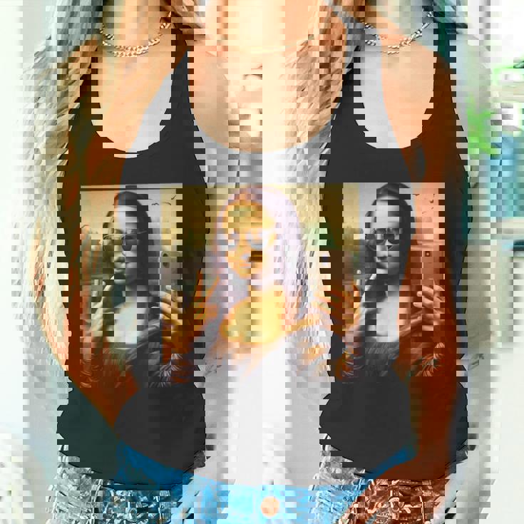 モナリザ・サングラスとセルフィー タンクトップ