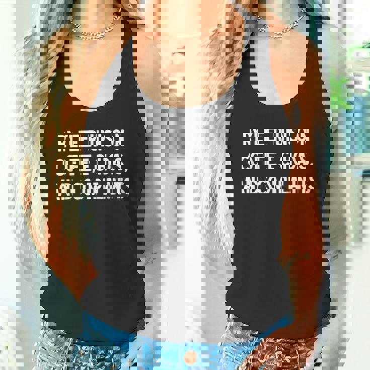 ライリーはコーヒー、混沌、苦情に駆けつけます。 タンクトップ