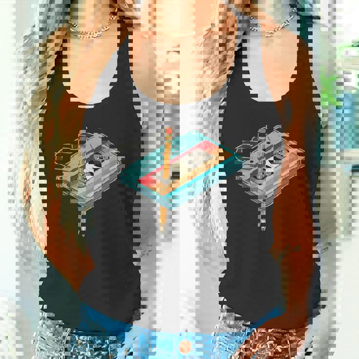 レトロ カセット テープ ペンシル 80 年代 90 年代の音楽ミックステープの振り返り タンクトップ