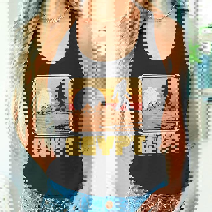 レトロ ビッグフット & ピラミッド エジプト サスカッチ グラフィック タンクトップ