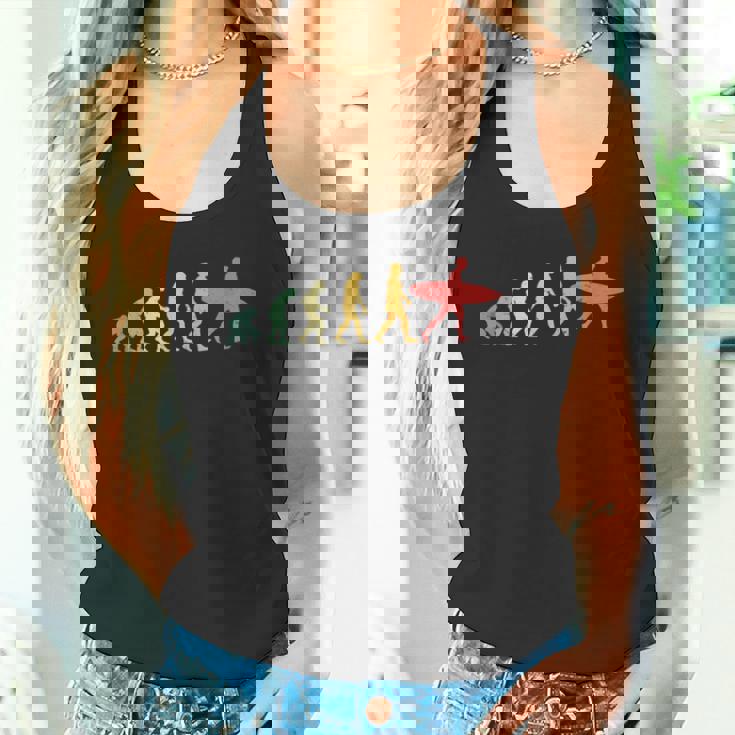 人類の進化 サーファー サーフィン ウォータースポーツ好き サーフボード サーフィン好き 海好き エボリューション タンクトップ