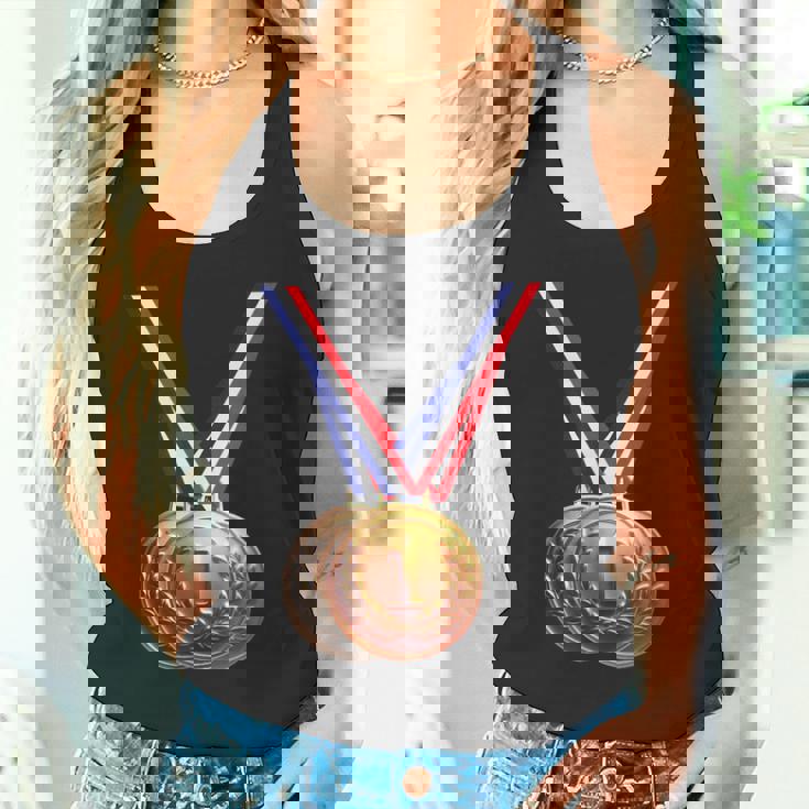 優勝者の学校チームとチャンピオンのための金メダル。 タンクトップ