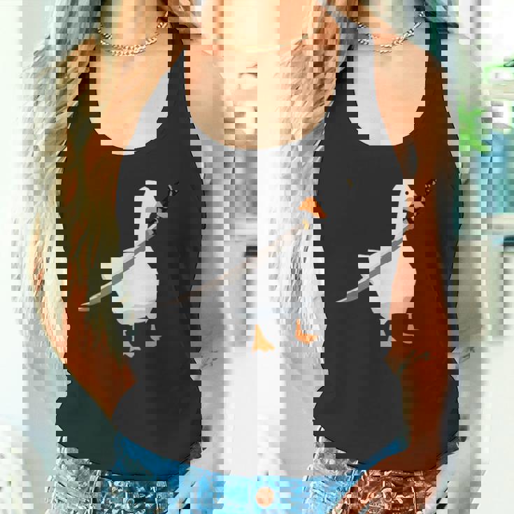 刀を持ったアヒルと剣を持つアヒル 刀包丁 ガチョウ タンクトップ