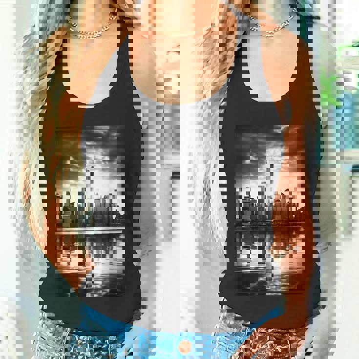 反射写真付き都市のモノクロ写真 タンクトップ