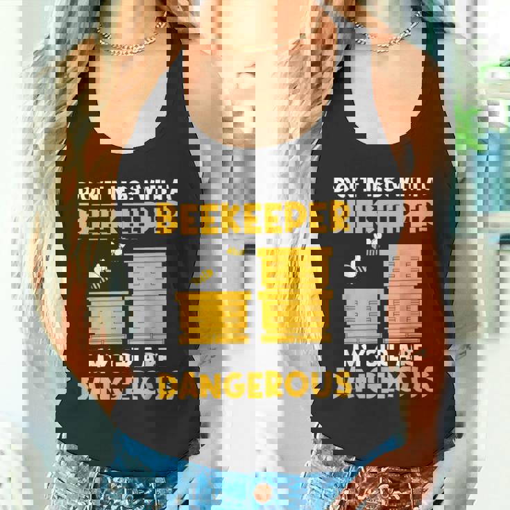 収穫養蜂家 これらを植えてミツバチを救いましょう タンクトップ