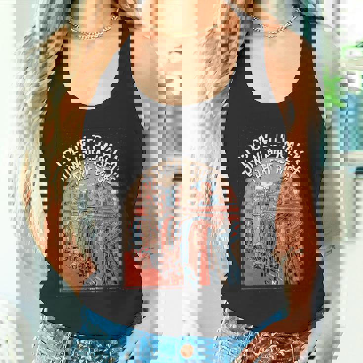 古着屋の通路を歩く面白い古着愛好家 タンクトップ