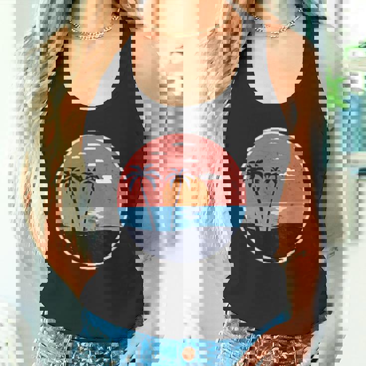 夏のビーチパームグラフィックポケットパッチバッジアイコンミニマリスト。 タンクトップ