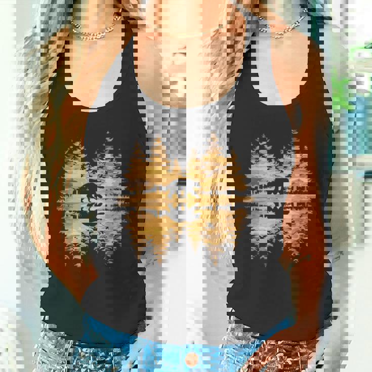 夕暮れのクマと森 自然愛好家 タンクトップ