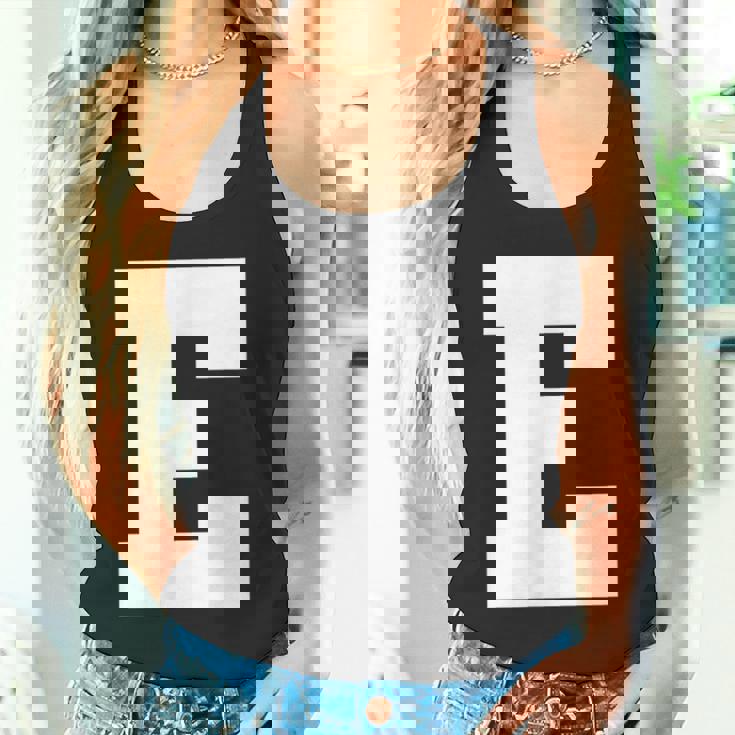 大文字 E アルファベット モノグラム イニシャル タンクトップ