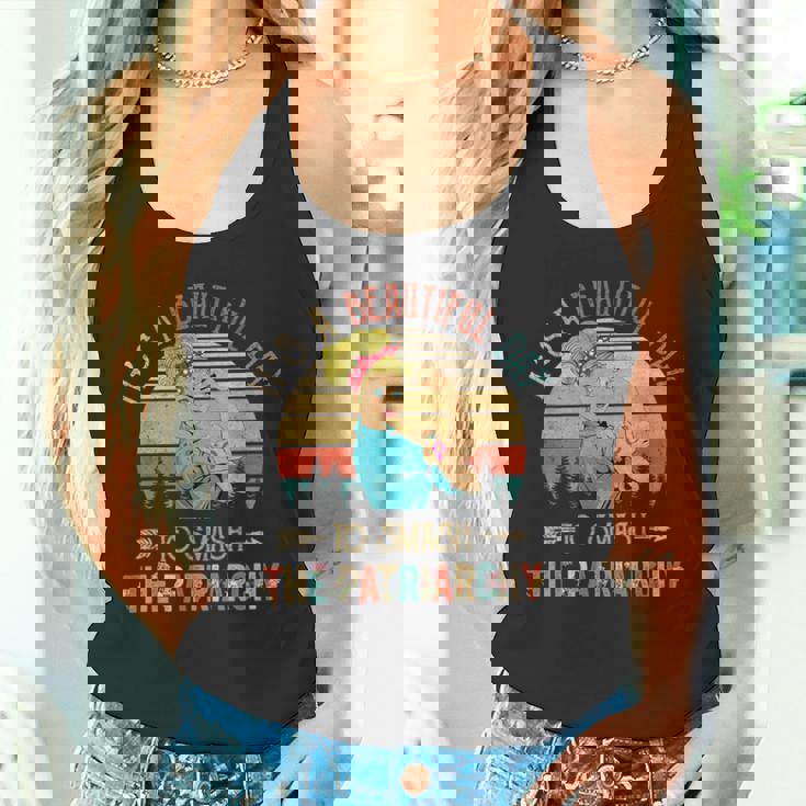 家父長制を打ち砕くには美しい日だ、面白いフェミニズム タンクトップ