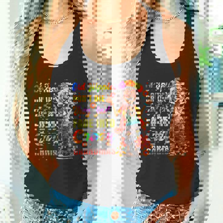 年老いたヒッピーは死なない、ただ狂ったおばあちゃんに消えていくだけ タンクトップ