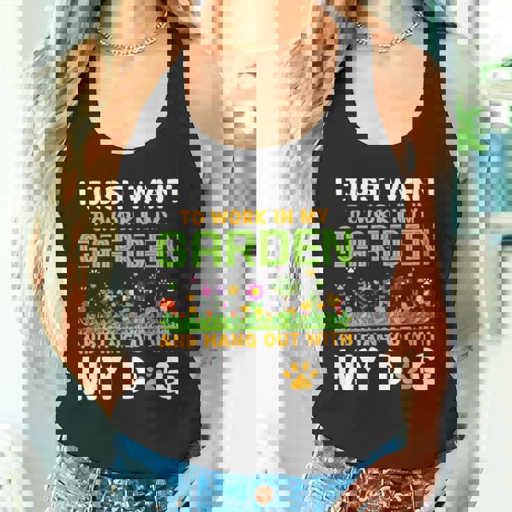 庭で働いて犬とたむろしたい タンクトップ