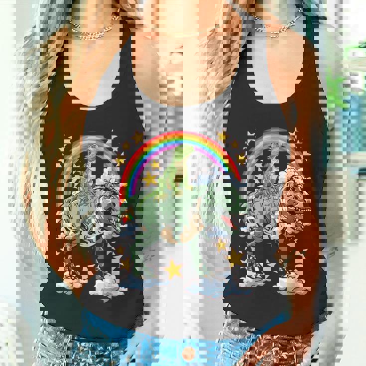 恐竜恐竜に乗る緑のイグアナ タンクトップ