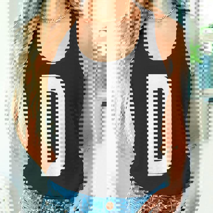 文字d アルファベットモノグラム イニシャル。 タンクトップ