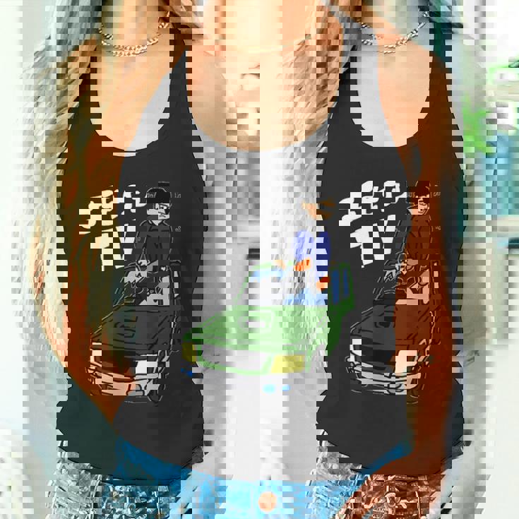 横転した車の屋根を板金するようす タンクトップ