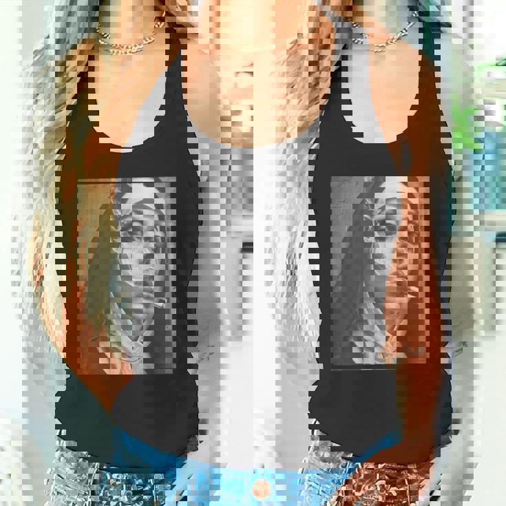 熱い修道女がタバコを吸う、反抗的な修道女 タンクトップ