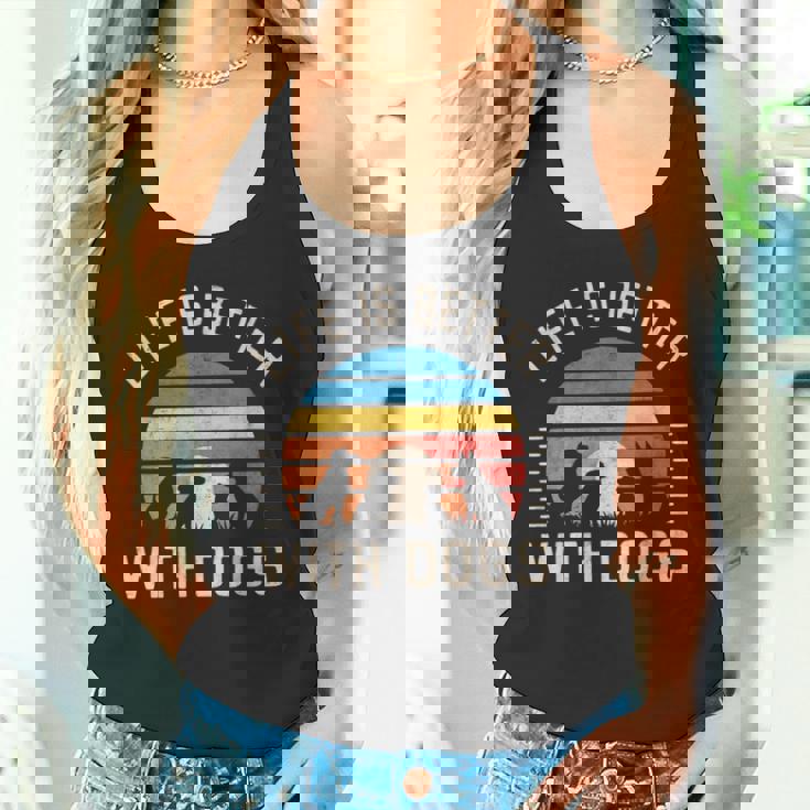 犬と一緒に暮らすのは タンクトップ