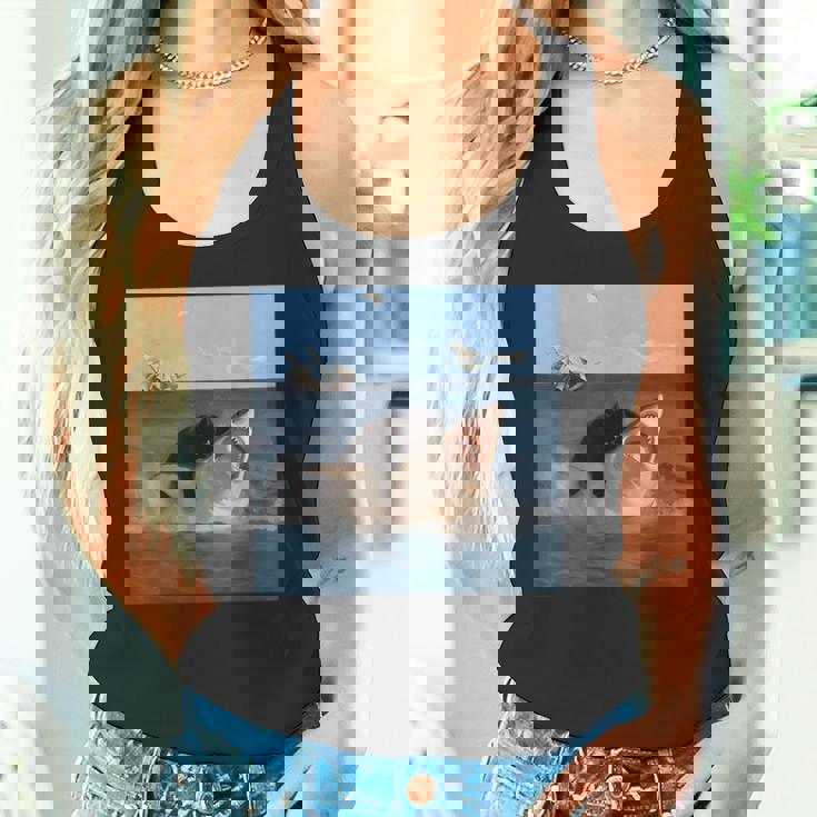 猫を噛むサメの面白いアートと猫好きの面白い猫とサメ。 タンクトップ