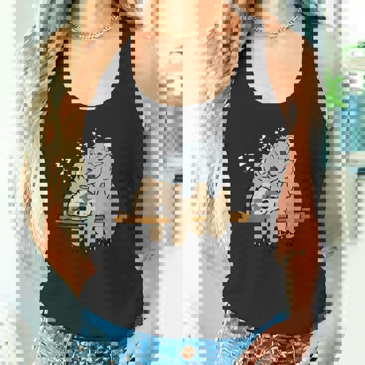 眠っているかわいい怠け者ナマケモノ ベビーコアラ ママベア昼寝 タンクトップ