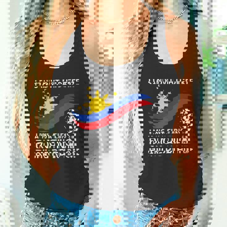 私はドゥテルテのtシャツを着て立っています。私は何の役にも立たないフィリピン人ではありません タンクトップ