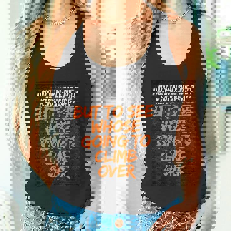 私は他の人を締め出すのではなく、見るために壁を作りました。 タンクトップ