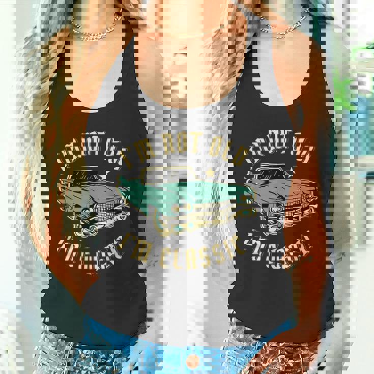 私は年をとっていない私はクラシックで面白い車のデザインです タンクトップ