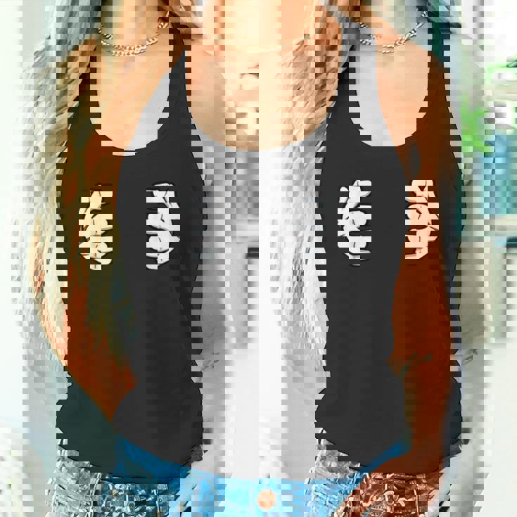 胸に手を当てる タンクトップ