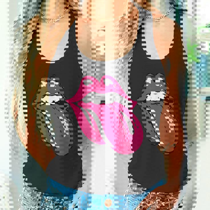 舌を広げた唇 タンクトップ