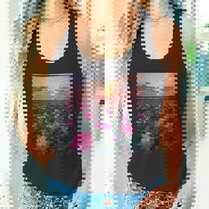 蓮の花畑 美しい夕日のグラフィック タンクトップ