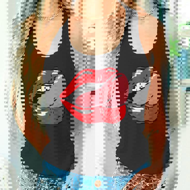 赤い唇を舐めるロックンロールグラフィック。 タンクトップ