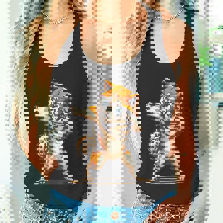 軽く叩く秋田犬 踊る軽く叩く犬 タンクトップ