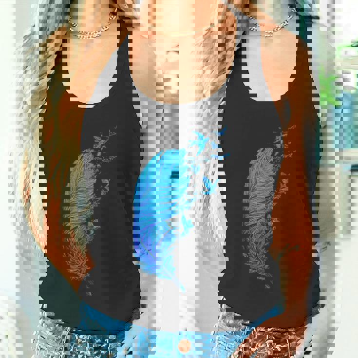 青い羽と鳥が飛んでいる青い羽 キュートでスタイリッシュ タンクトップ