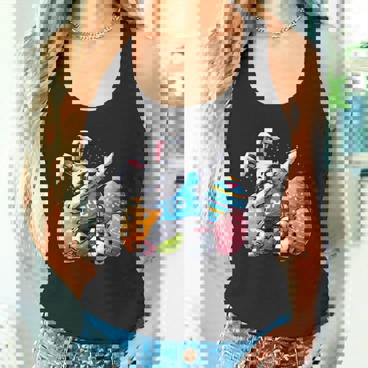 面白いイースターバニーとサッカーボールで軽くたたくイースターバニー。 タンクトップ