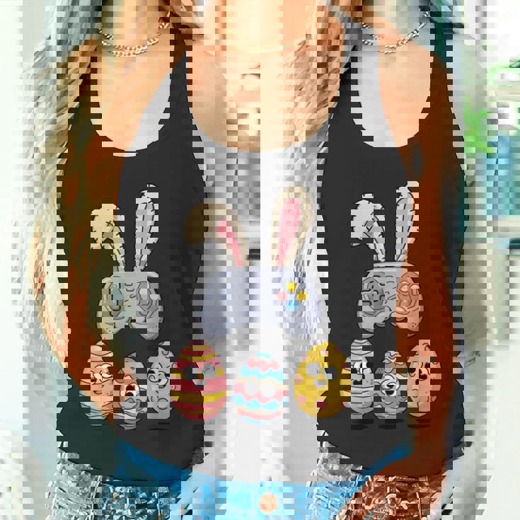 面白いイースタービデオゲームコントローラーと卵 タンクトップ