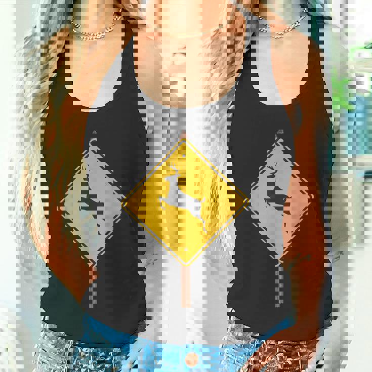 鹿を渡る道路標識コスチューム タンクトップ