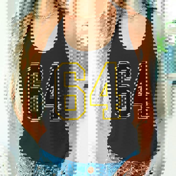 黒と黄色のカレッジスポーツスタイルの64番。 タンクトップ