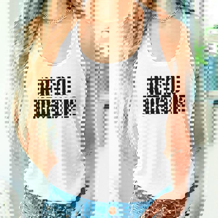 Are You Locked In モチベーションを高めるオールキャップブラックテキストデザイン タンクトップ